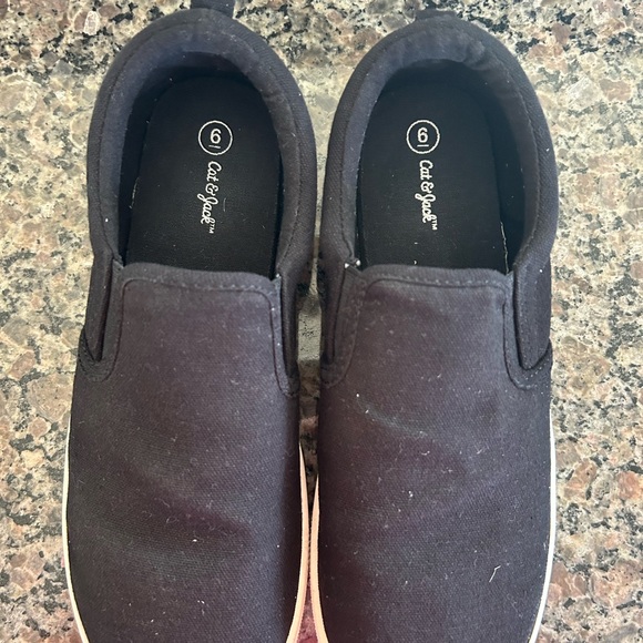 Cat & Jack girls black canvas slide on tennis shoes size 6.. in EUC - Picture 2 of 4